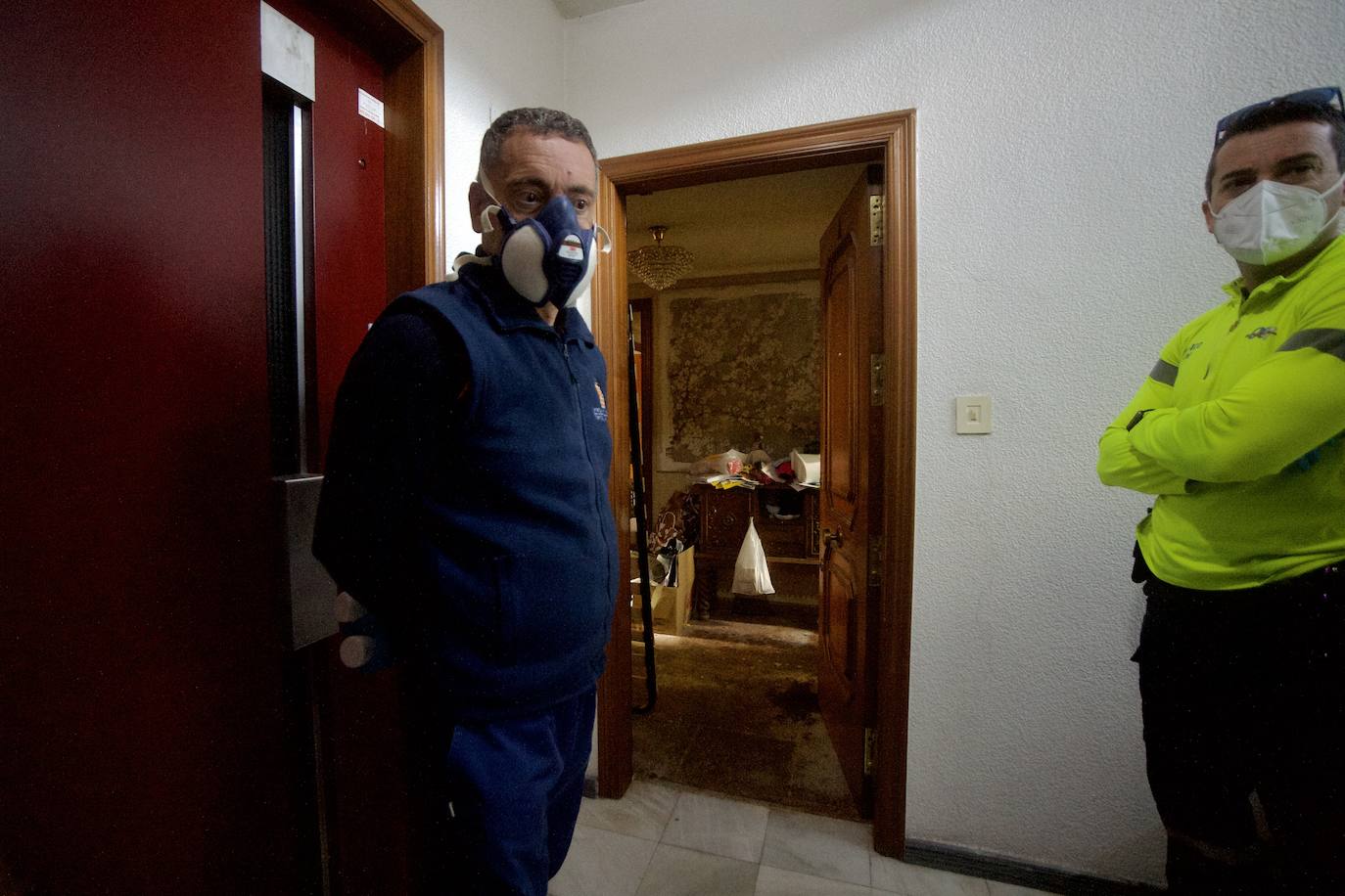 Desinfectan un piso en Beniaján donde se acumulaban heces y basuras