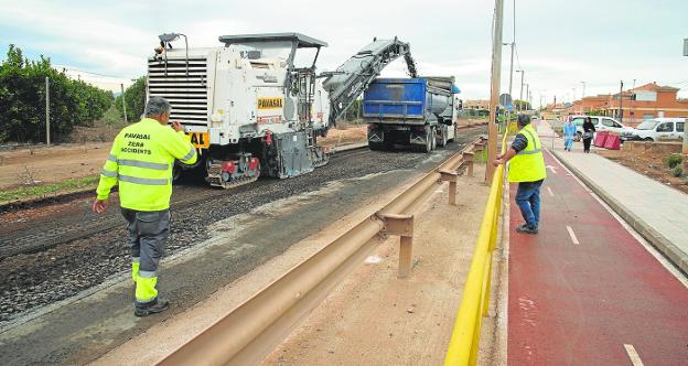 Los vecinos de Pozo Estrecho mantienen la protesta pese al arreglo del vial del colegio
