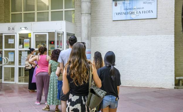 Salud promete a la 'marea blanca' más fondos y plazas para Primaria el próximo año