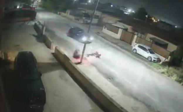 El conductor de un turismo atropella a un motorista para robarle en Alquerías