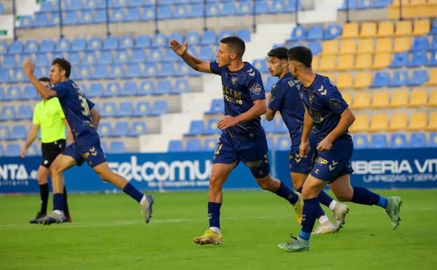 El UCAM reacciona a tiempo ante un Cádiz B atrevido