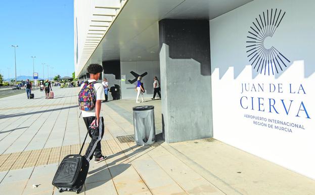 La Comunidad espera desde mayo respuesta del Ministerio para un vuelo con Madrid