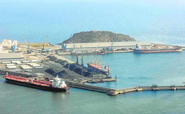El tráfico del Puerto de Cartagena sigue al alza en octubre y se acerca al récord