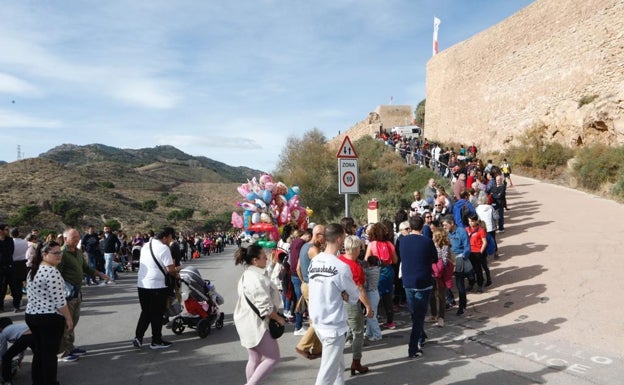 Los lorquinos toman el castillo, ya sin restricciones, por la fiesta del Patrón