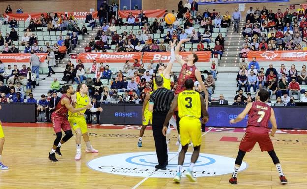 El UCAM resiste y vence al Falco para seguir líder