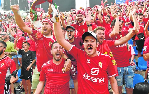 Real Murcia fans cheering in the last big mass displacement, in the promotion game in Alicante. 