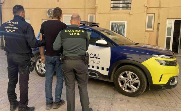 Agents of the Local Police of Caravaca and the Civil Guard, together with one of the detainees.