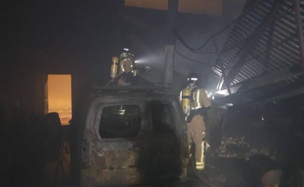 Bomberos acuden a Ceutí tras reactivarse un incendio extinguido anoche en un almacén