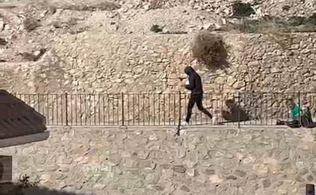 Buscan a un hombre tras dar una paliza y robar a un vecino de Mula con discapacidad