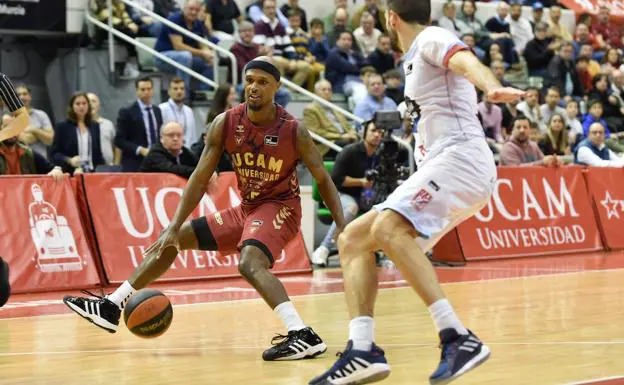 MCFadden faces a play during the match against Obradoiro, this Sunday. 