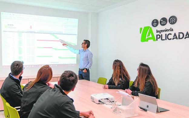 Cristóbal Olivares, manager of Applied Engineering, in a training session with colleagues from the company. 