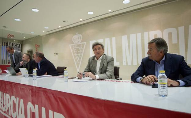 Directo | Unidad en la junta de accionistas del Real Murcia tras un tenso debate