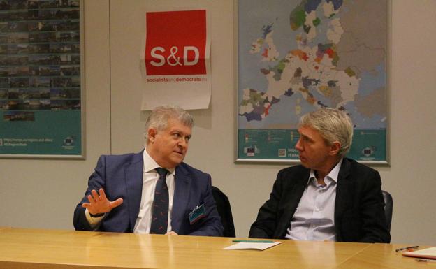 Vélez critica en Bruselas el «desinterés» de López Miras por la política europea