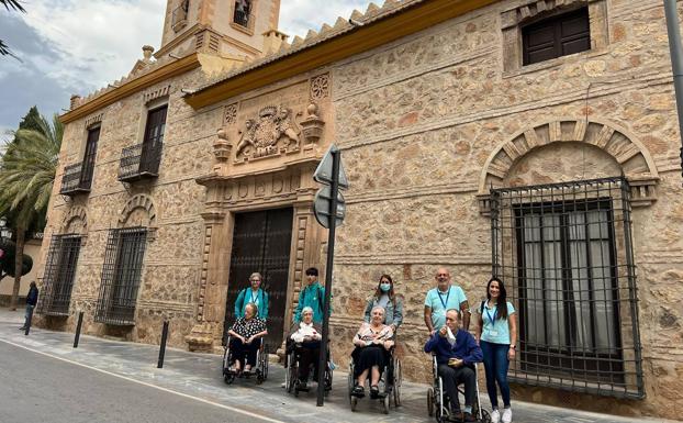 La Ambulancia del Deseo cumple el sueño de cuatro ancianos y los lleva de visita a Lorca