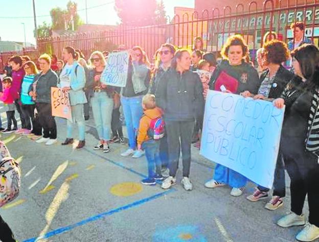 Los padres de un colegio de Bullas mantienen su protesta por la falta de comedor escolar