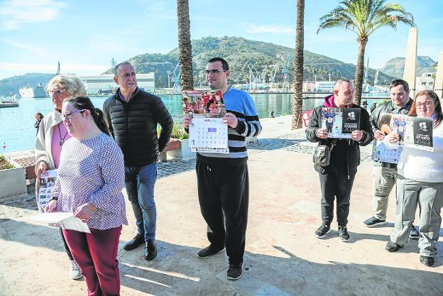 Asido presenta su calendario solidario en el puerto de Cartagena