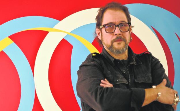 Ricardo Escavy instala sus pinturas que 'danzan' en el Palacio Almudí