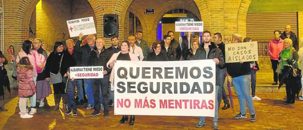 Neighbors of the Murcian district of Alquerías gather in the Church square to protest the insecurity in the town. 