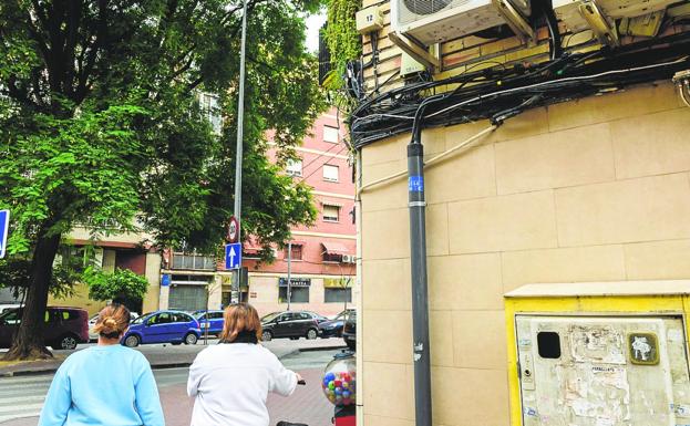 Ninguna comunidad de vecinos de la Región de Murcia se interesa por las ayudas para retirar cables de las fachadas