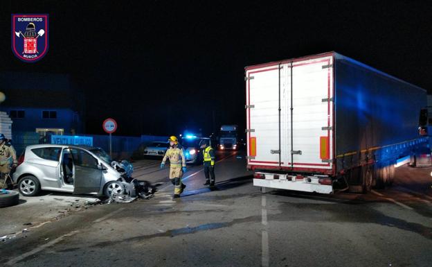Muere un conductor en Murcia al chocar contra un camión en la madrugada de este viernes