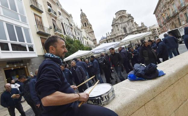 Los conductores de los 'coloraos' de Murcia dejan en el aire la duración de su paro