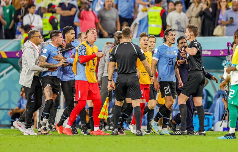 The footballers of Uruguay rebuking the referee after a controversial ending