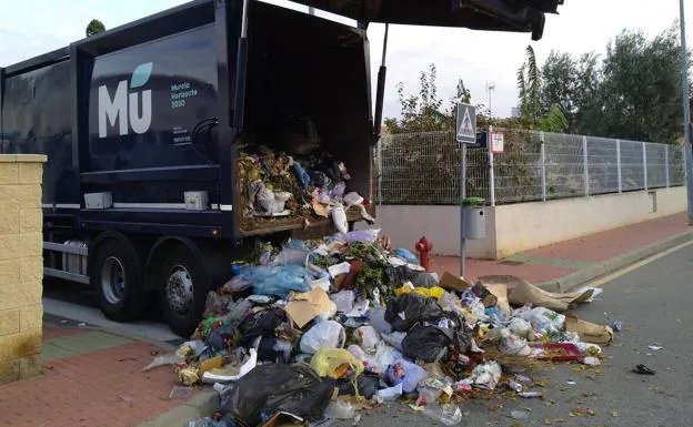 Rescatan a un joven del interior de un camión de basura en Murcia