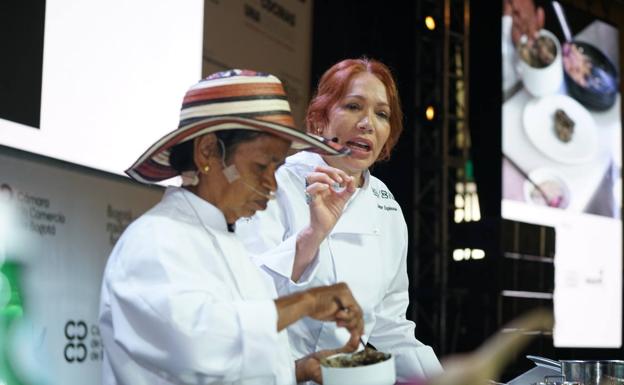 The indigenous leader Dominga Estrada and Leonor Espinosa, the most successful chef in Latin America. 