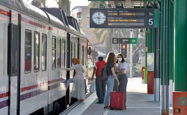 Se acaban las trampas con los abonos gratuitos de Renfe: así van a penalizar a los pasajeros que los usen mal