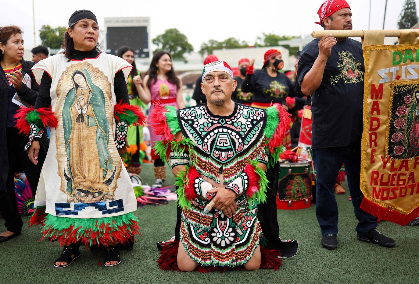 Indígenas mexicanos con la Virgen de Guadalupe