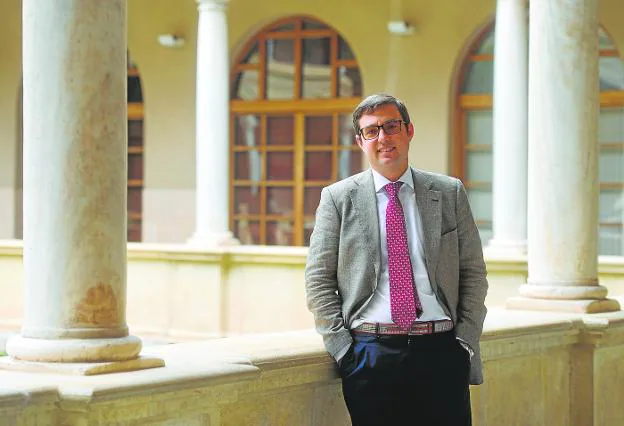 Constitutional Law professor Germán Teruel, in the cloister of the Merced campus in Murcia. 