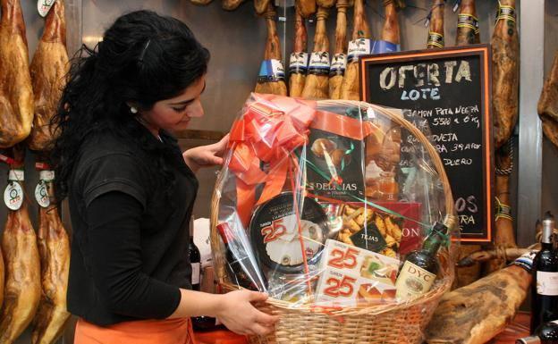 Empresarios y comerciantes de Cartagena sortean una cesta navideña valorada en 2.500 euros