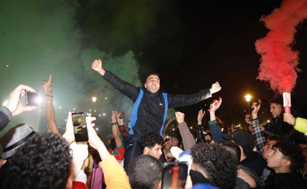 El colectivo marroquí de la Región de Murcia celebra el triunfo de su selección frente a España