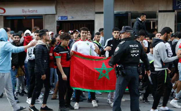 Young Moroccans celebrate the victory of their team on November 27 in Lorca. 