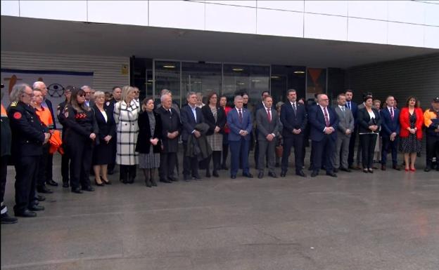 Minuto de silencio en recuerdo de la mujer asesinada presuntamente por su marido en Mazarrón