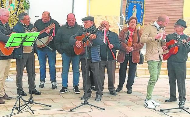 Los grupos de auroros de la Región cantan juntos en la pedanía bullense de La Copa