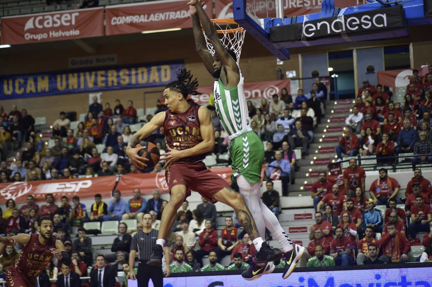 El UCAM Murcia evita una debacle en el último suspiro y se reencuentra con la victoria
