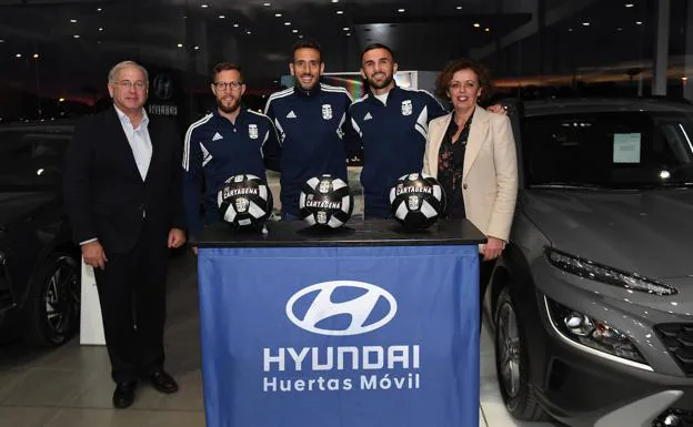 Iván Calero, Kiko Olivas y Armando Sadiku firman los balones del 'Penalti Hyundai' de Huertas Móvil