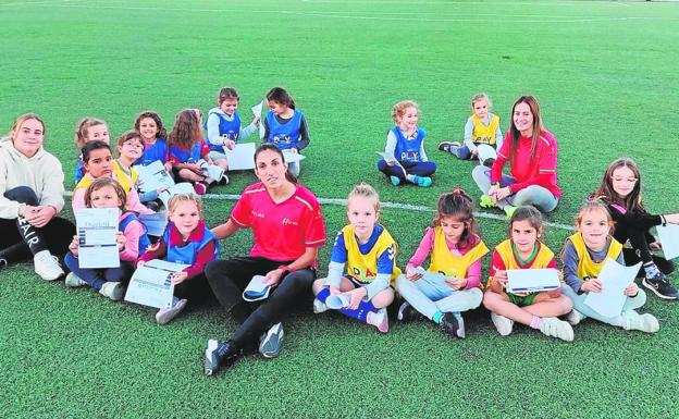 El programa 'Playmakers' impulsa en la Región el fútbol femenino