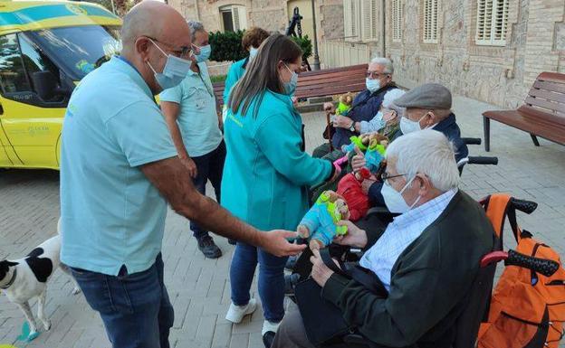 La Ambulancia del Deseo cumple la petición de cuatro ancianos y los lleva de excursión a Lorca