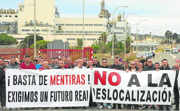 Los obreros de Sabic mantendrán su sueldo y harán cursos formativos