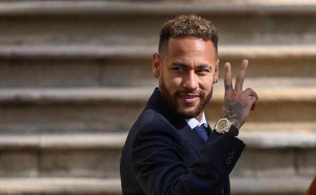 Neymar makes the gesture of victory at the exit of the trial in Barcelona. 