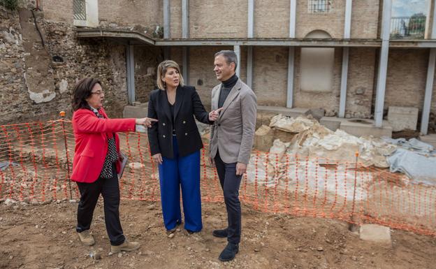 Elena Ruiz Valderas, Noelia Arroyo and Marcos Ortuño, during a visit to the recently begun excavations in the portico of the Roman Theater.
