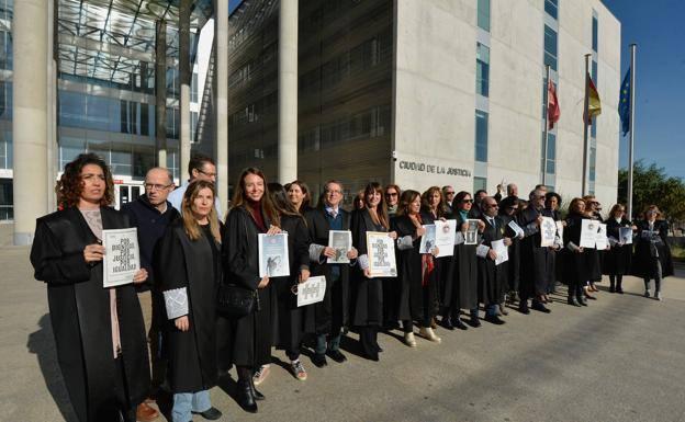 Los letrados de la administración de justicia mantienen su protesta con dos días más de huelga