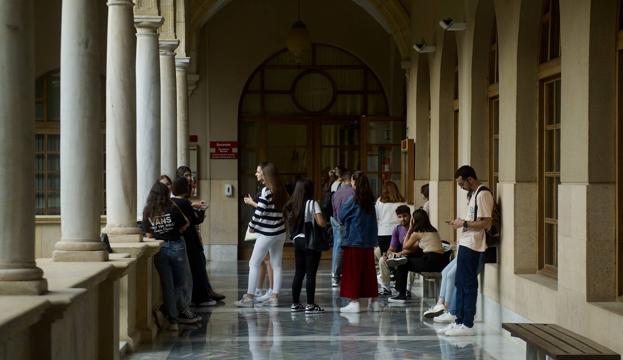 Students on the La Merced campus of the University of Murcia, in a file image. 