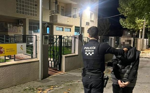 La llamada de un testigo permite arrestar a los sospechosos de asaltar una tienda en Monteagudo