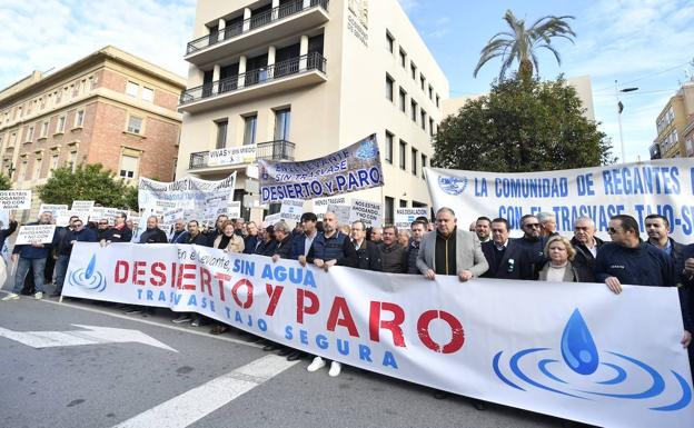 Los regantes buscan la unidad «sin gorras de partidos» para defender el Tajo-Segura