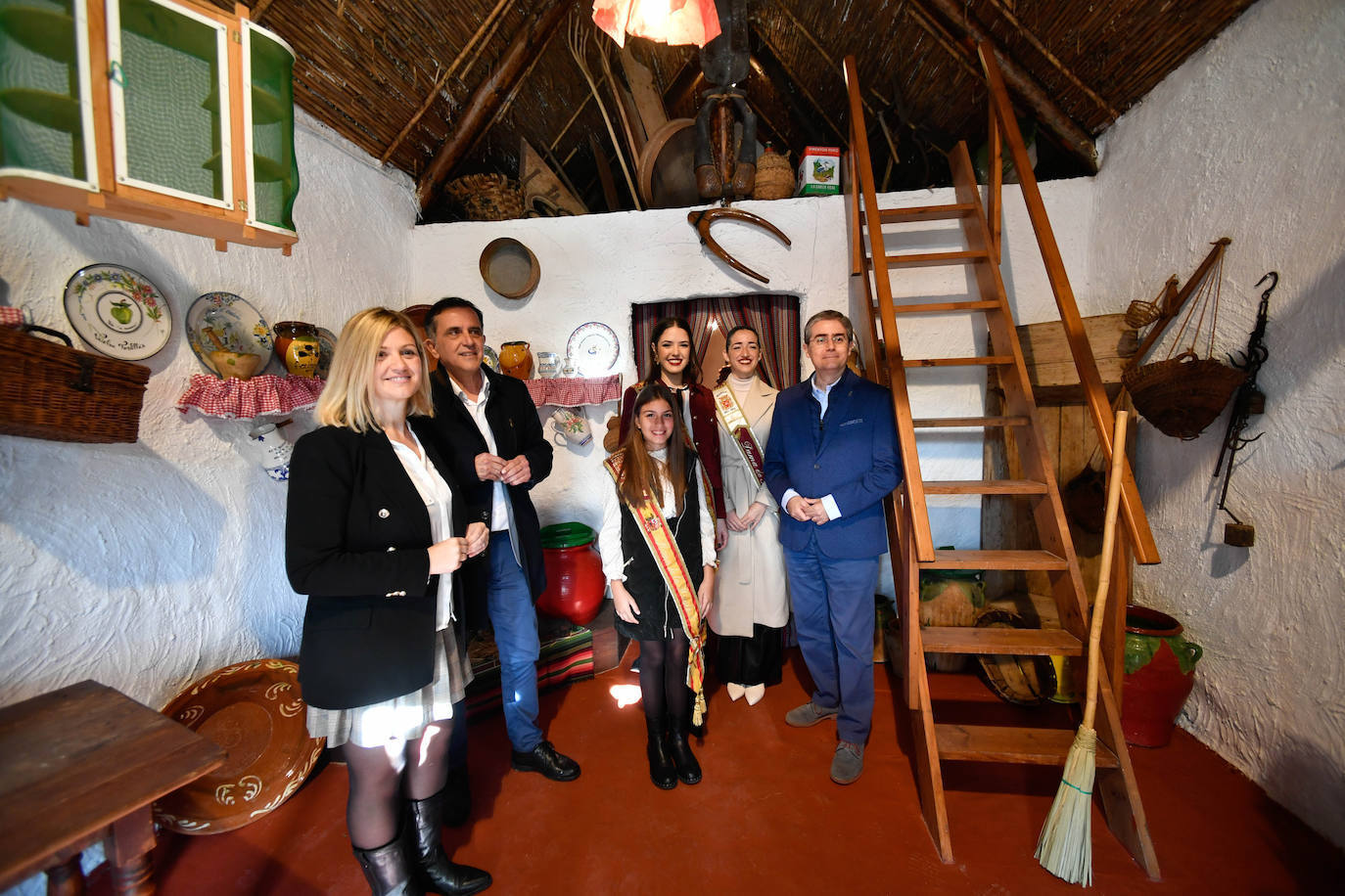 Las peñas restauran su barraca en Murcia