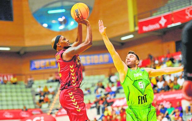 Thad McFadden shoots to the basket, surpassed by the Turkish Berk Ugurlu in the UCAM-Tofas Bursa played in Murcia in October. 