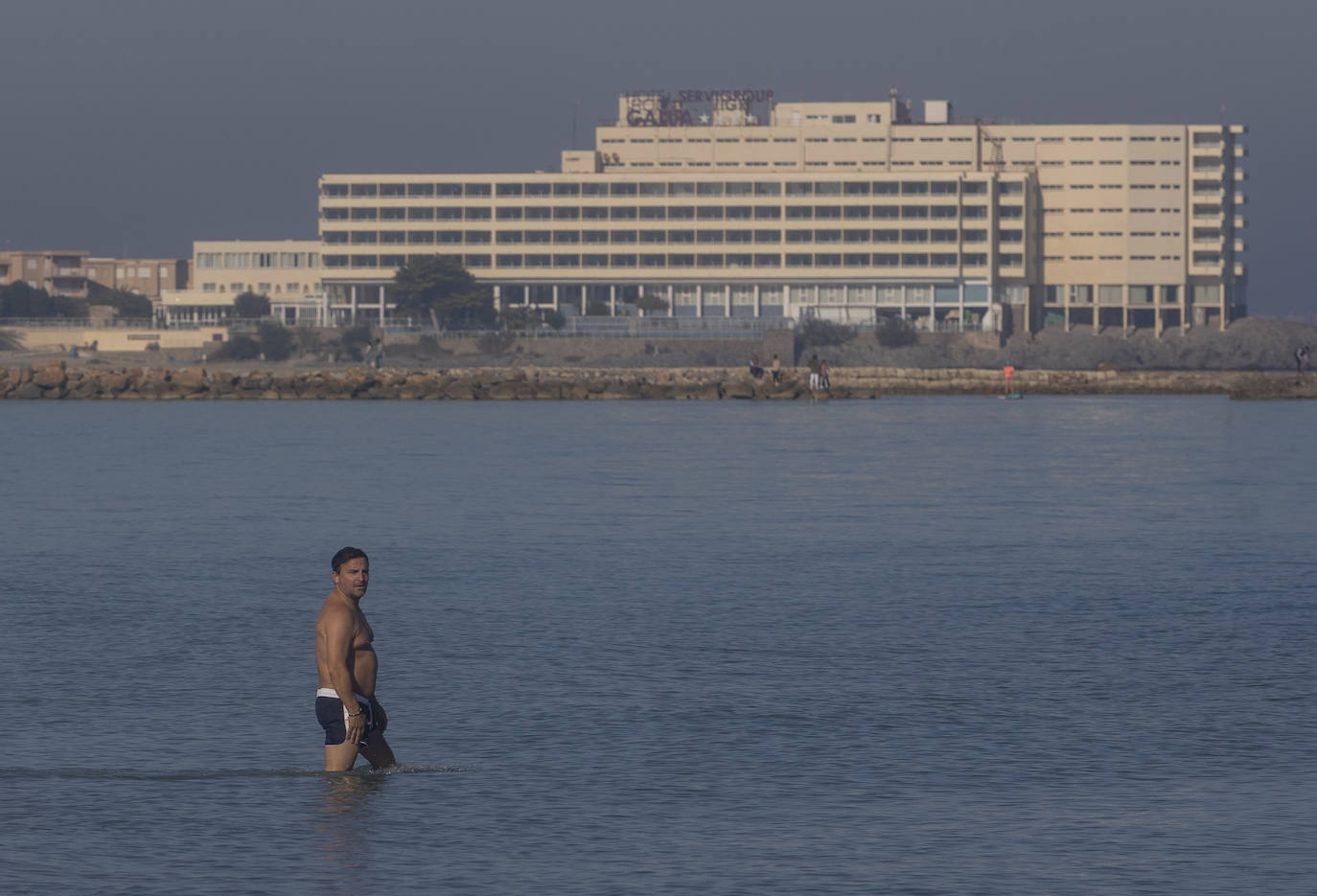 Las altas temperaturas del 25 de diciembre llenan los restaurantes y las playas de La Manga